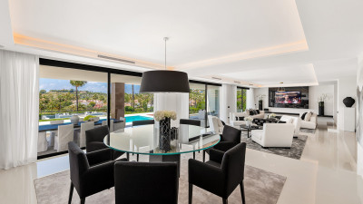 6 Bedroom Detached Villa in Nueva Andalucía - Image 5