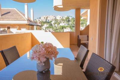 2 Bedroom Middle Floor Apartment in Nueva Andalucía - Image 2