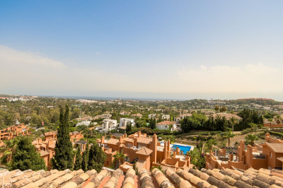 3 Bedroom Middle Floor Apartment in Nueva Andalucía - Image 1