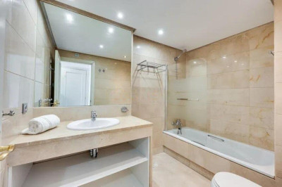 2 Bedroom Middle Floor Apartment in Puerto Banús - Image 5