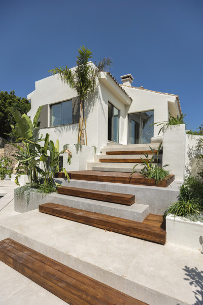 5 Bedroom Detached Villa in Nueva Andalucía - Image 2