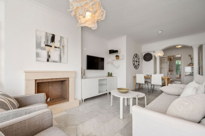 2 Bedroom Middle Floor Apartment in Nueva Andalucía - Image 2