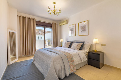 2 Bedroom Middle Floor Apartment in Nueva Andalucía - Image 4