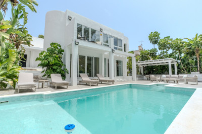 4 Bedroom Detached Villa in Nueva Andalucía - Image 1