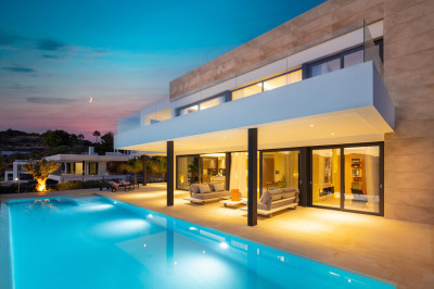 5 Bedroom Detached Villa in Nueva Andalucía - Image 1