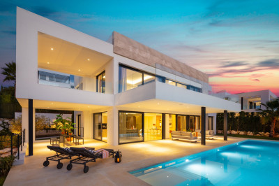 5 Bedroom Detached Villa in Nueva Andalucía - Image 2