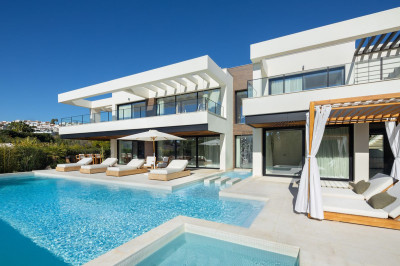 6 Bedroom Detached Villa in Nueva Andalucía - Image 2