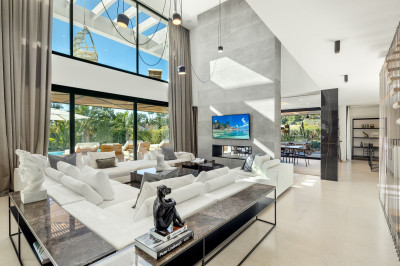 6 Bedroom Detached Villa in Nueva Andalucía - Image 4
