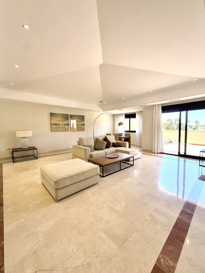 2 Bedroom Top Floor Apartment in Puerto Banús - Image 3