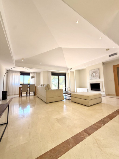 2 Bedroom Top Floor Apartment in Puerto Banús - Image 4