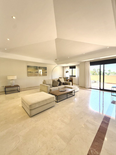 2 Bedroom Top Floor Apartment in Puerto Banús - Image 5