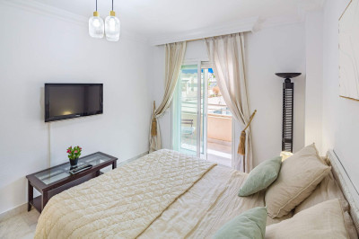 2 Bedroom Middle Floor Apartment in Puerto Banús - Image 4