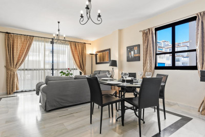 2 Bedroom Middle Floor Apartment in Puerto Banús - Image 3