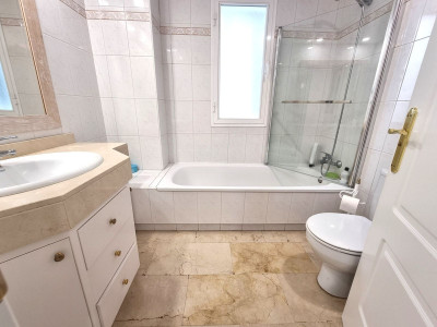 2 Bedroom Middle Floor Apartment in Puerto Banús - Image 5