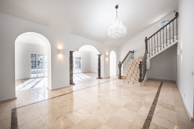 4 Bedroom Detached Villa in Nueva Andalucía - Image 2