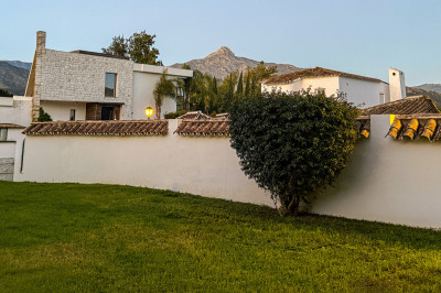 4 Bedroom Detached Villa in Nueva Andalucía - Image 5