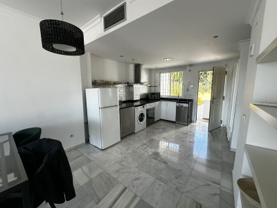 2 Bedroom Middle Floor Apartment in Nueva Andalucía - Image 4