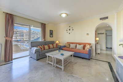 2 Bedroom Middle Floor Apartment in Puerto Banús - Image 5