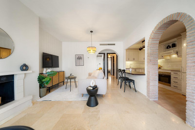 2 Bedroom Middle Floor Apartment in Nueva Andalucía - Image 1