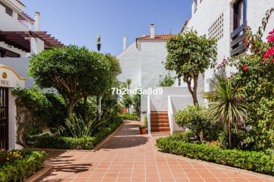 3 Bedroom Middle Floor Apartment in Nueva Andalucía - Image 1