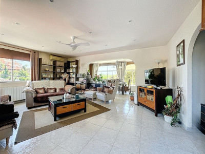 4 Bedroom Detached Villa in Nueva Andalucía - Image 3