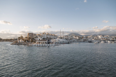 3 Bedroom Middle Floor Apartment in Puerto Banús - Image 1