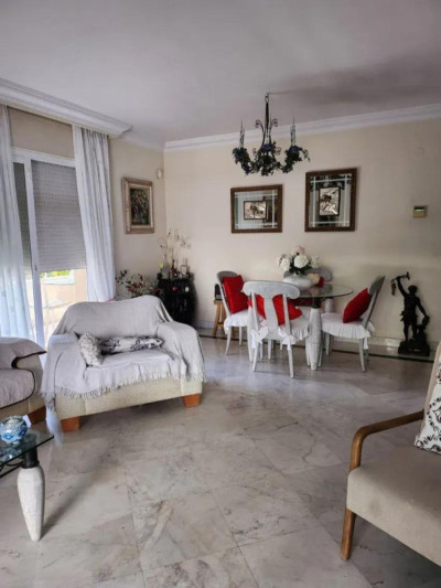 2 Bedroom Middle Floor Apartment in Puerto Banús - Image 3