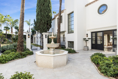 5 Bedroom Detached Villa in Nueva Andalucía - Image 2