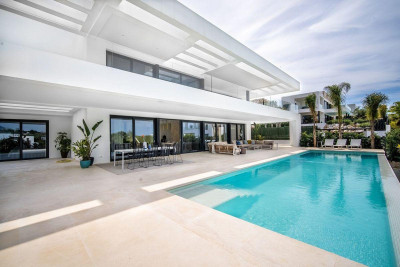 6 Bedroom Detached Villa in Nueva Andalucía - Image 4