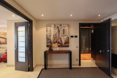 2 Bedroom Middle Floor Apartment in Puerto Banús - Image 4