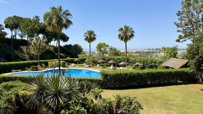 2 Bedroom Middle Floor Apartment in Nueva Andalucía - Image 3