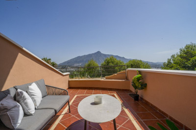 2 Bedroom Middle Floor Apartment in Nueva Andalucía - Image 2