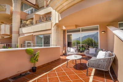 2 Bedroom Middle Floor Apartment in Nueva Andalucía - Image 3