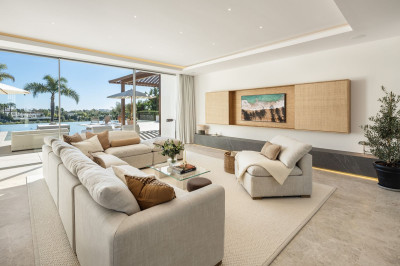 6 Bedroom Detached Villa in Nueva Andalucía - Image 3