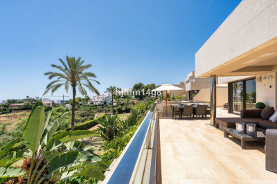 2 Bedroom Middle Floor Apartment in Nueva Andalucía - Image 1