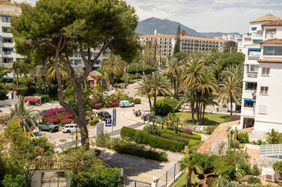 4 Bedroom Middle Floor Apartment in Puerto Banús - Image 3