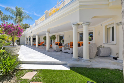 6 Bedroom Detached Villa in Nueva Andalucía - Image 1