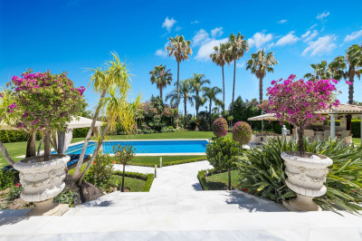 6 Bedroom Detached Villa in Nueva Andalucía - Image 2