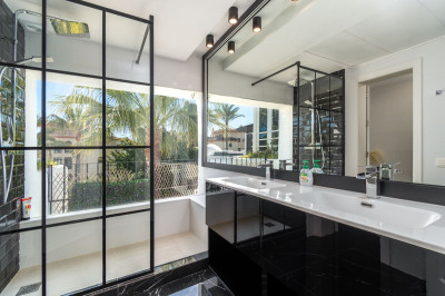 4 Bedroom Penthouse Duplex in Puerto Banús - Image 3