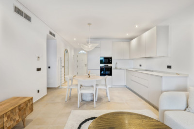 3 Bedroom Middle Floor Apartment in Nueva Andalucía - Image 1