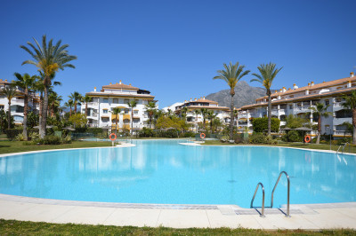 2 Bedroom Middle Floor Apartment in Nueva Andalucía - Image 1
