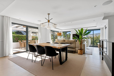 4 Bedroom Detached Villa in Nueva Andalucía - Image 4