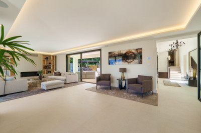 5 Bedroom Detached Villa in Nueva Andalucía - Image 3