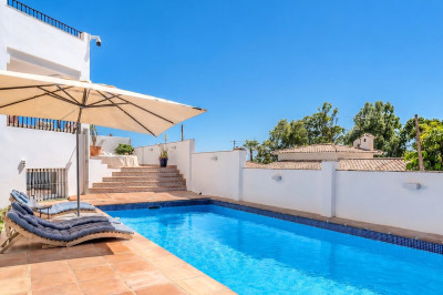 4 Bedroom Semi-Detached House in Nueva Andalucía - Image 1