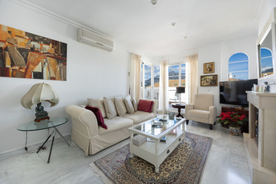 2 Bedroom Middle Floor Apartment in Nueva Andalucía - Image 1