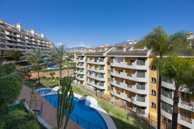2 Bedroom Middle Floor Apartment in Nueva Andalucía - Image 2
