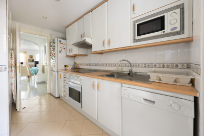 2 Bedroom Middle Floor Apartment in Nueva Andalucía - Image 3