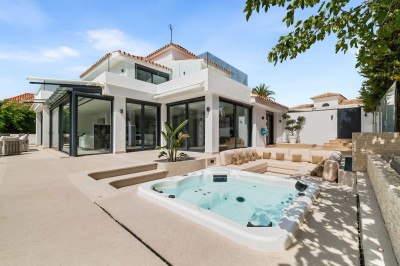 4 Bedroom Detached Villa in Nueva Andalucía - Image 2