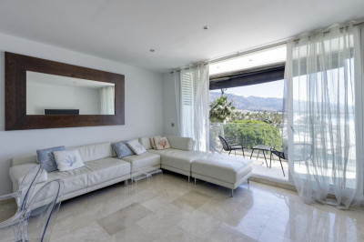 2 Bedroom Middle Floor Apartment in Puerto Banús - Image 2