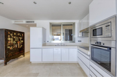 2 Bedroom Middle Floor Apartment in Puerto Banús - Image 4